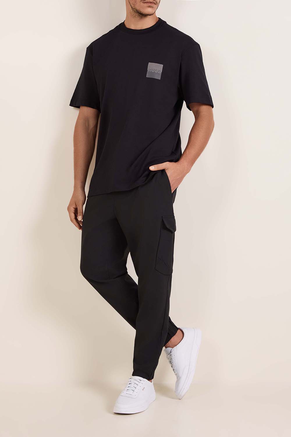 תמונת כל הלוק של חולצת טי